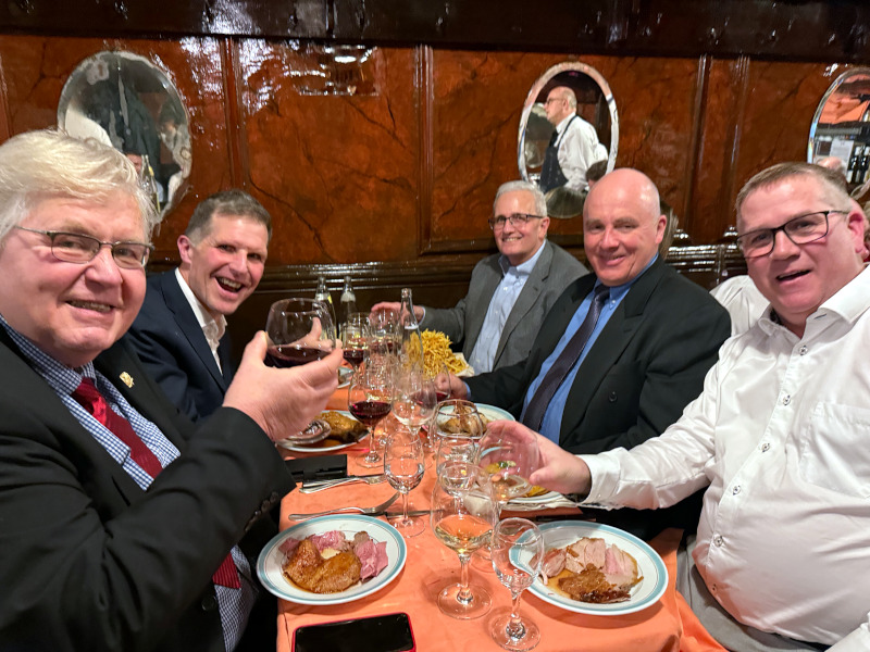Photo of group dinner at L'Ami Louis restuarant